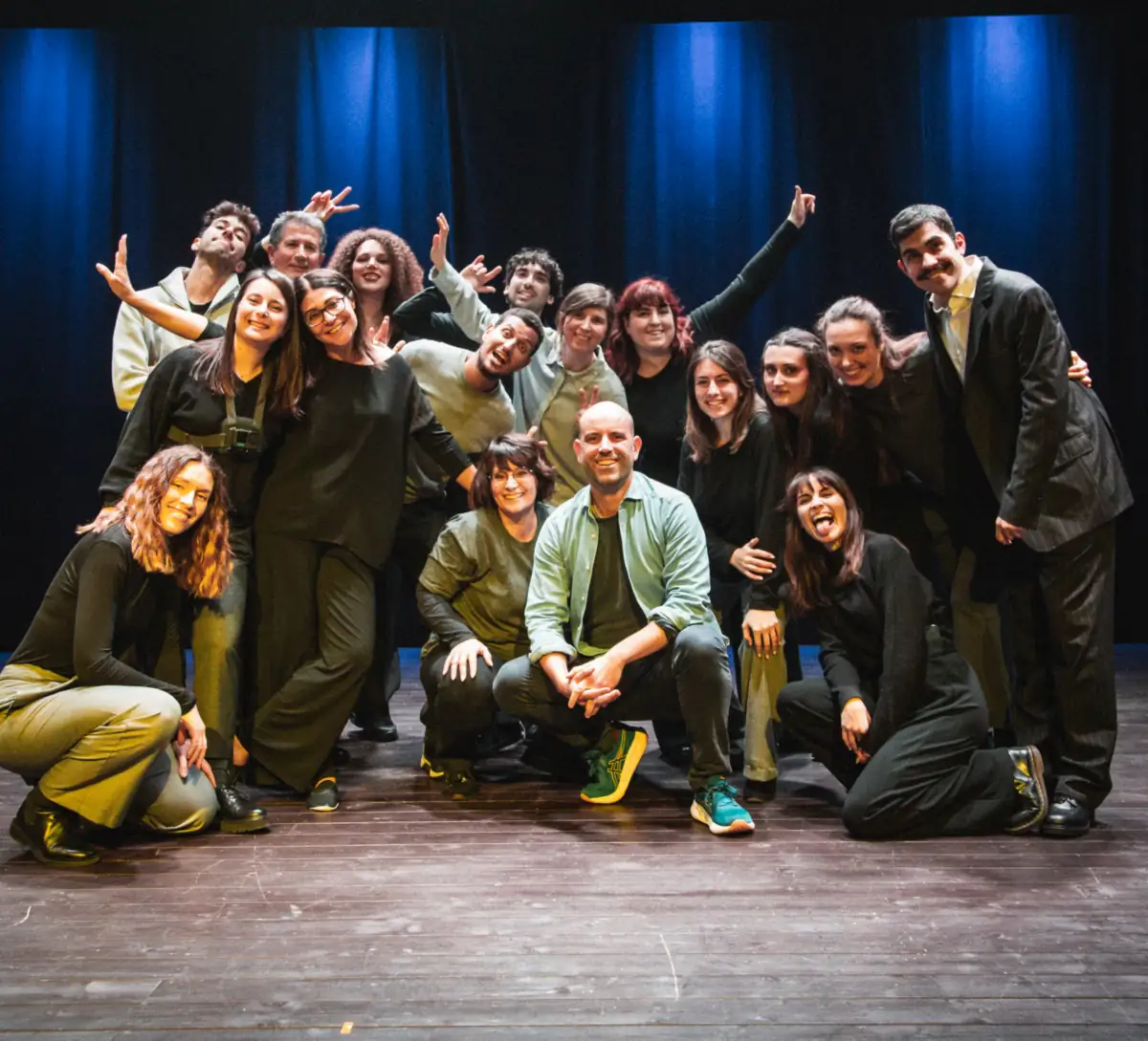 Allievi e docenti del Melograno sul palco, a fine spettacolo