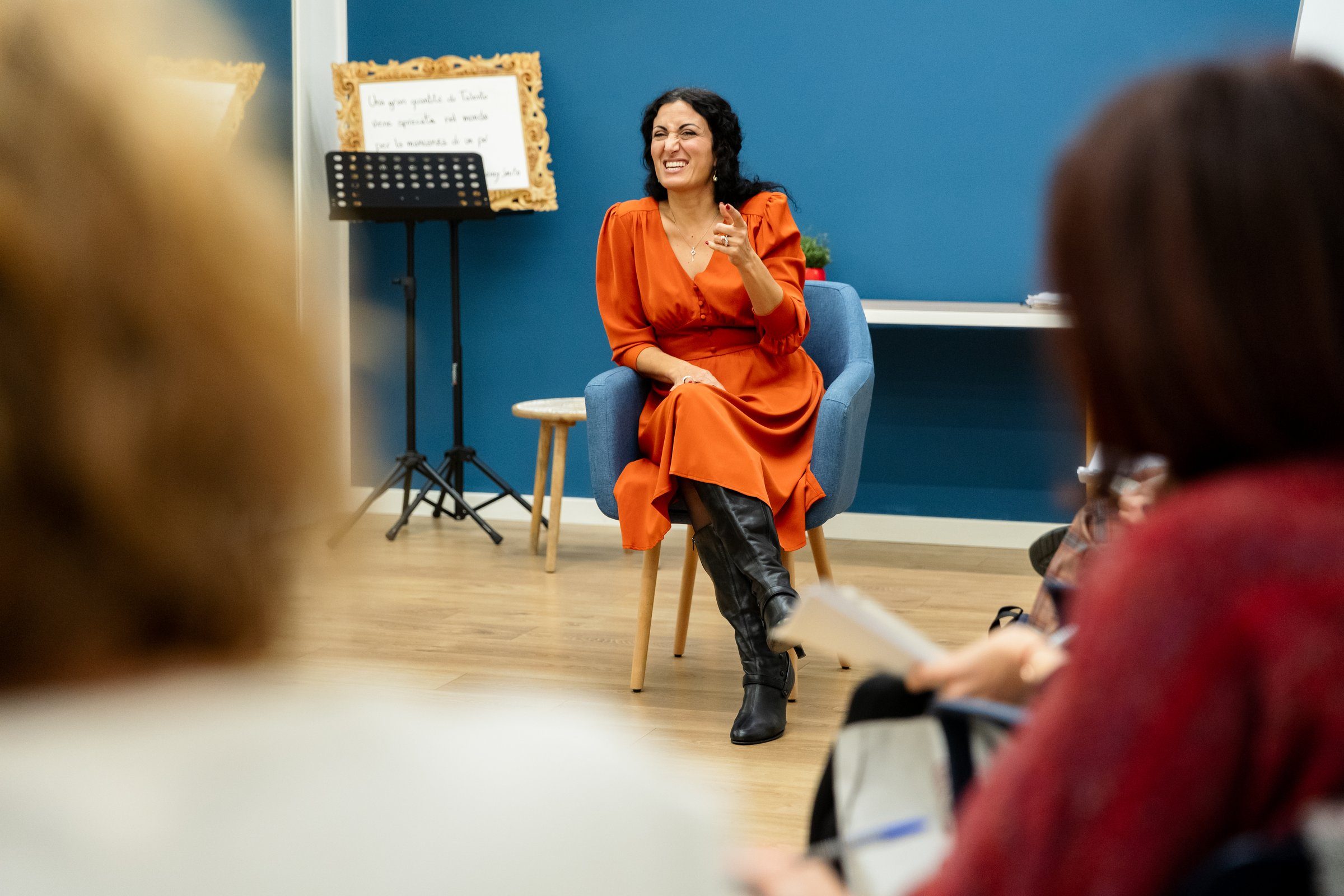 La docente parla al gruppo durante una lezione di voce