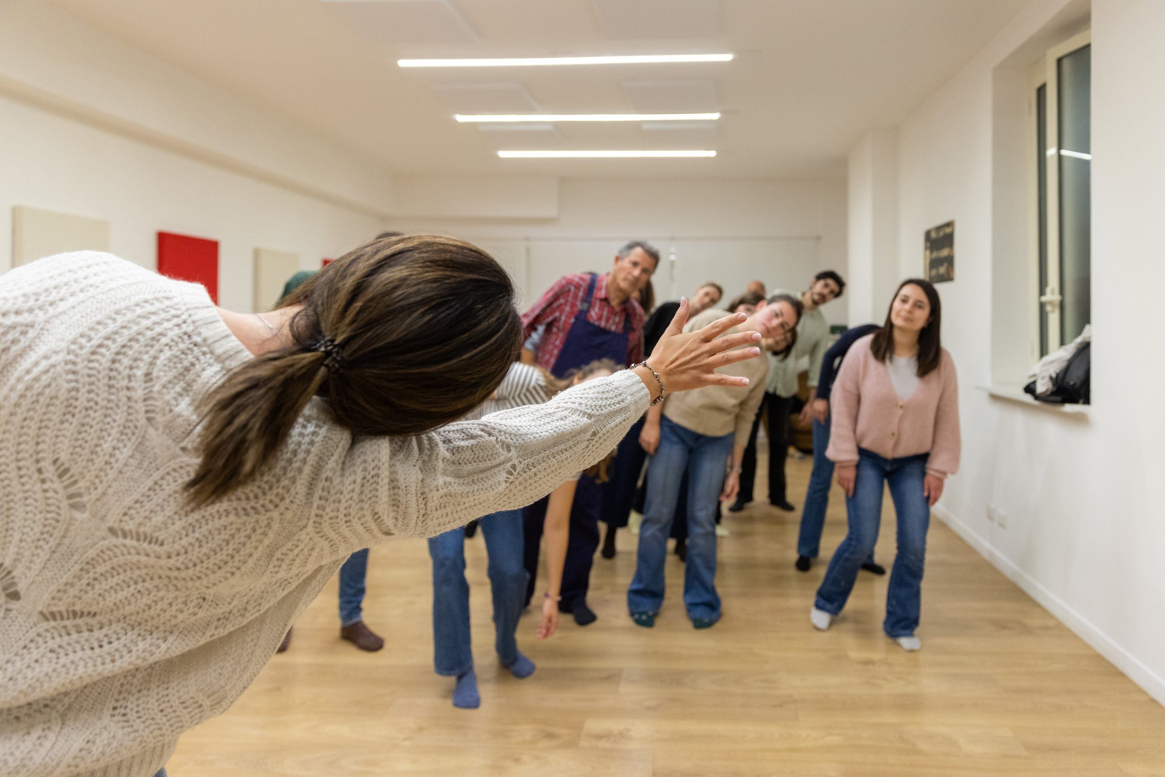 Allievi durante un esercizio di movimento a lezione